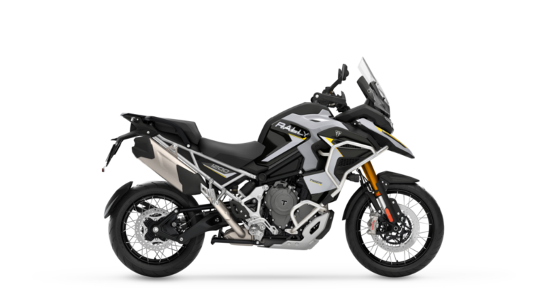 TRIUMPH TIGER 1200|前後レーダー&Apple CarPlay対応! 158PSへの出力向上と自動車高調整で足つき性が劇的に向上した、トライアンフのリッターオーバー新型アドベンチャー2027年モデルが登場