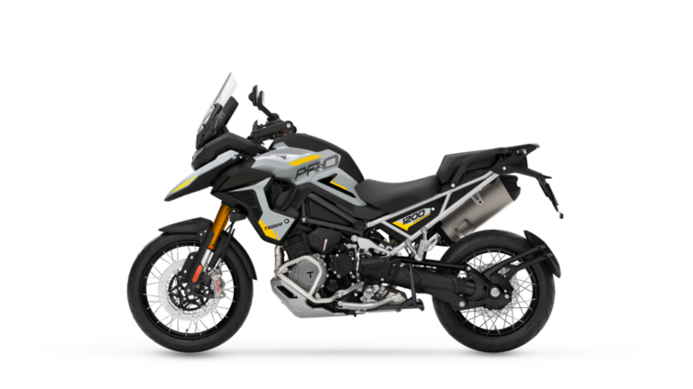 TRIUMPH TIGER 1200|前後レーダー&Apple CarPlay対応! 158PSへの出力向上と自動車高調整で足つき性が劇的に向上した、トライアンフのリッターオーバー新型アドベンチャー2027年モデルが登場