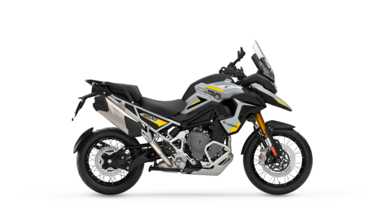 TRIUMPH TIGER 1200｜前後レーダー＆Apple CarPlay対応! 158PSへの出力向上と自動車高調整で足つき性が劇的に向上した、トライアンフのリッターオーバー新型アドベンチャー2027年モデルが登場