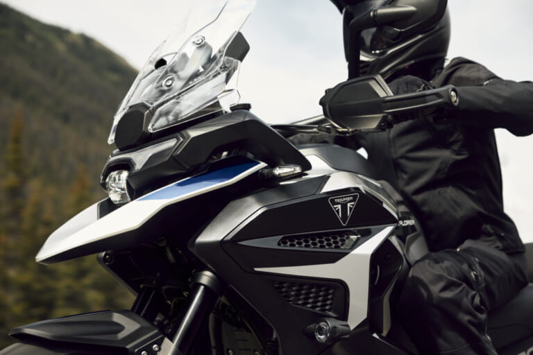 TRIUMPH TIGER 1200|前後レーダー&Apple CarPlay対応! 158PSへの出力向上と自動車高調整で足つき性が劇的に向上した、トライアンフのリッターオーバー新型アドベンチャー2027年モデルが登場