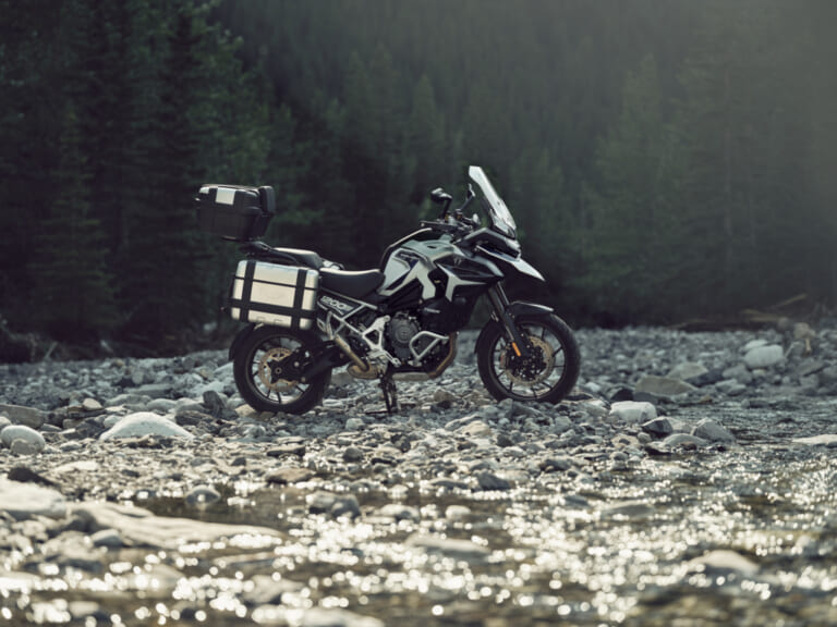 TRIUMPH TIGER 1200|前後レーダー&Apple CarPlay対応! 158PSへの出力向上と自動車高調整で足つき性が劇的に向上した、トライアンフのリッターオーバー新型アドベンチャー2027年モデルが登場