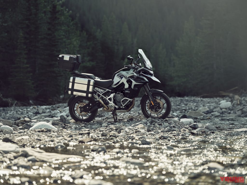 TRIUMPH TIGER 1200｜前後レーダー＆Apple CarPlay対応! 158PSへの出力向上と自動車高調整で足つき性が劇的に向上した、トライアンフのリッターオーバー新型アドベンチャー2027年モデルが登場