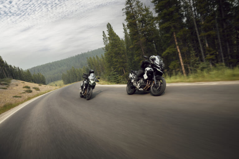 TRIUMPH TIGER 1200｜前後レーダー＆Apple CarPlay対応! 158PSへの出力向上と自動車高調整で足つき性が劇的に向上した、トライアンフのリッターオーバー新型アドベンチャー2027年モデルが登場