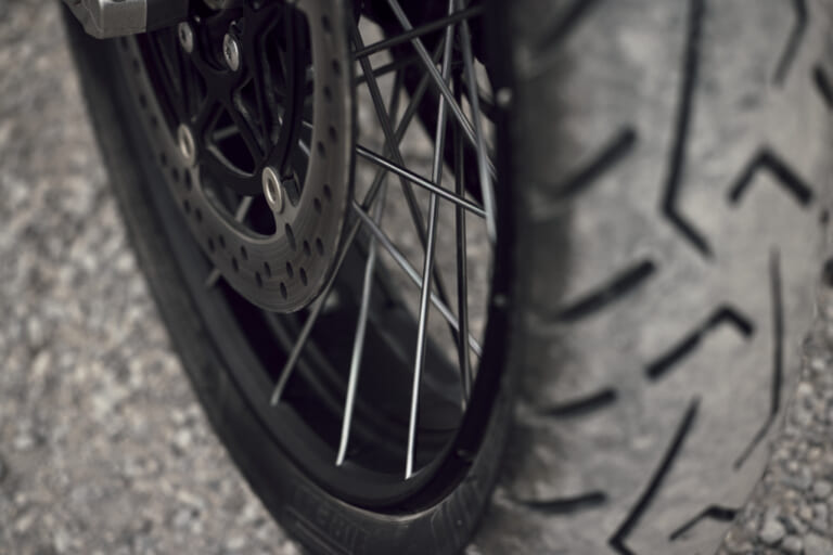 TRIUMPH TIGER 1200|前後レーダー&Apple CarPlay対応! 158PSへの出力向上と自動車高調整で足つき性が劇的に向上した、トライアンフのリッターオーバー新型アドベンチャー2027年モデルが登場