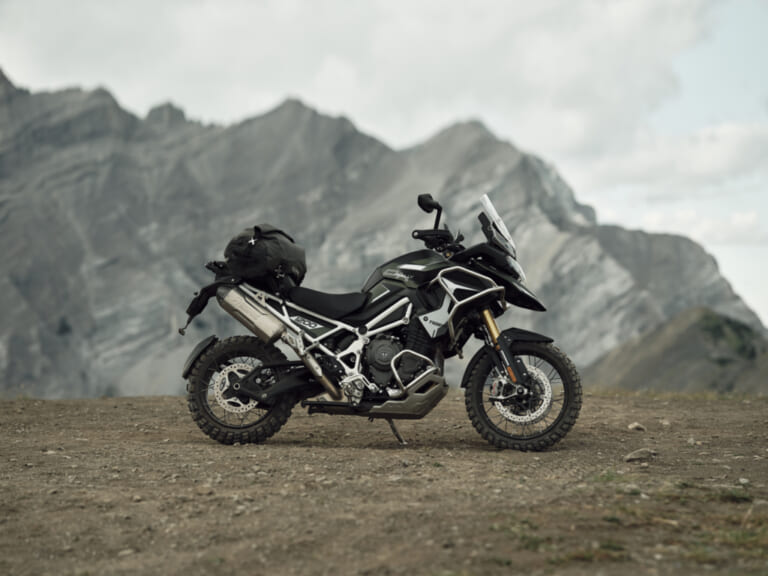 TRIUMPH TIGER 1200|前後レーダー&Apple CarPlay対応! 158PSへの出力向上と自動車高調整で足つき性が劇的に向上した、トライアンフのリッターオーバー新型アドベンチャー2027年モデルが登場