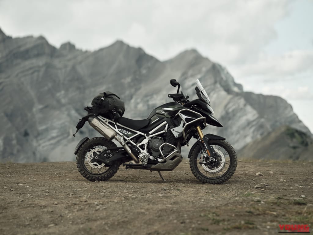 TRIUMPH TIGER 1200|前後レーダー&Apple CarPlay対応! 158PSへの出力向上と自動車高調整で足つき性が劇的に向上した、トライアンフのリッターオーバー新型アドベンチャー2027年モデルが登場