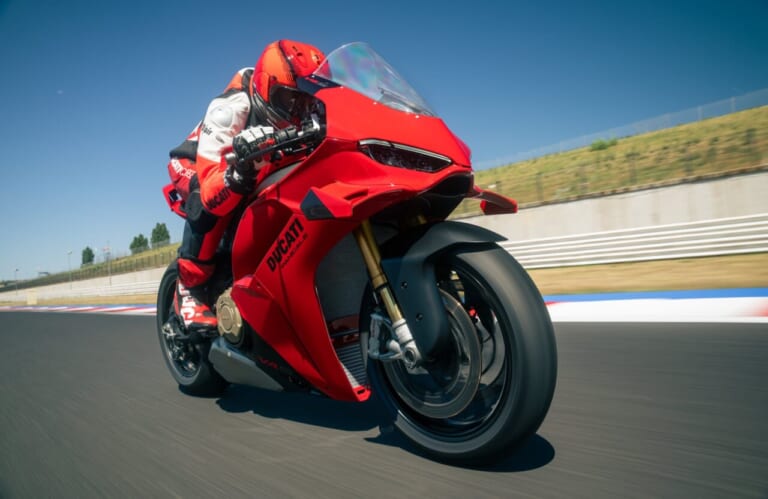 Ducati panigale v4｜218psのデスモセディチV4と15000rpmの高回転! 300km/hで219.3psへ膨らむパワーを実現した、ドゥカティ「パニガーレV4 / S」が2027年4月に日本上陸