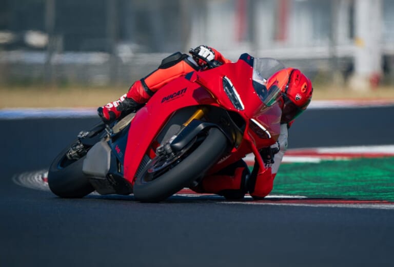 Ducati panigale v4|218psのデスモセディチV4と15000rpmの高回転! 300km/hで219.3psへ膨らむパワーを実現した、ドゥカティ「パニガーレV4 / S」が2027年4月に日本上陸