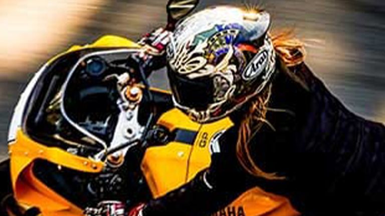 「乗りやすいというワケではない…」岡崎静夏がヤマハ XSR900 GPとスズキ GSX-8Tを乗り比べ！ どちらもカッコよさは完璧！」気になったのは乗り味の違い