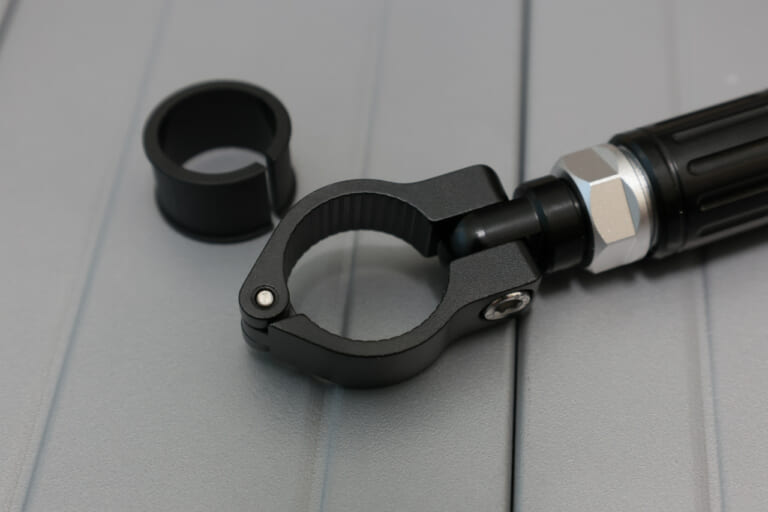 カエディアのアジャストセンターブレース KDR-HB2の取付けクランプ｜「取付け簡単、効果は抜群」カエディアのアジャストセンターブレース（KDR-HB2）を購入。「ハンドルまわりの印象が変わった…！」スマホホルダーやナビなどのデバイス装着に活躍してくれそう！