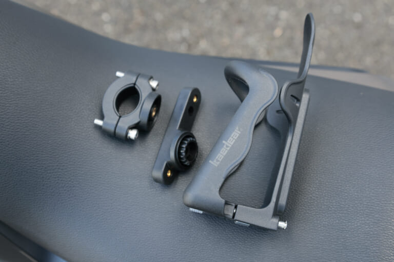 カエディアのドリンクホルダー KDR-M21の本体と取付けブラケット｜「コレめっちゃいいじゃん」簡単装着で愛車の快適性がUP！ 2000円でできる即効カスタム！ 幅広い車種に対応する［カエディア・KDR-M219］を実際に取り付けてみた！
