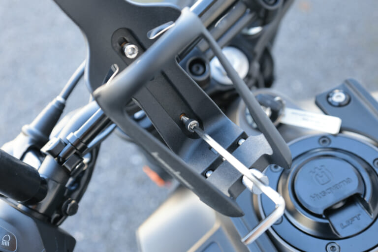 カエディアのドリンクホルダー KDR-M21の本体をバイクに装着する作業風景｜「コレめっちゃいいじゃん」簡単装着で愛車の快適性がUP！ 2000円でできる即効カスタム！ 幅広い車種に対応する［カエディア・KDR-M219］を実際に取り付けてみた！