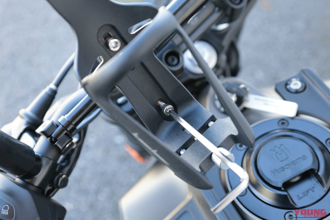 ｜「コレめっちゃいいじゃん」簡単装着で愛車の快適性がUP！ 2000円でできる即効カスタム！ 幅広い車種に対応する［カエディア・KDR-M219］を実際に取り付けてみた！
