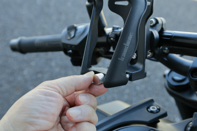 カエディアのドリンクホルダー KDR-M21の本体をバイクに装着する作業風景｜「コレめっちゃいいじゃん」簡単装着で愛車の快適性がUP！ 2000円でできる即効カスタム！ 幅広い車種に対応する［カエディア・KDR-M219］を実際に取り付けてみた！