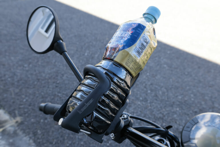 カエディアのドリンクホルダー KDR-M21にペットボトルを置いた写真｜「コレめっちゃいいじゃん」簡単装着で愛車の快適性がUP！ 2000円でできる即効カスタム！ 幅広い車種に対応する［カエディア・KDR-M219］を実際に取り付けてみた！