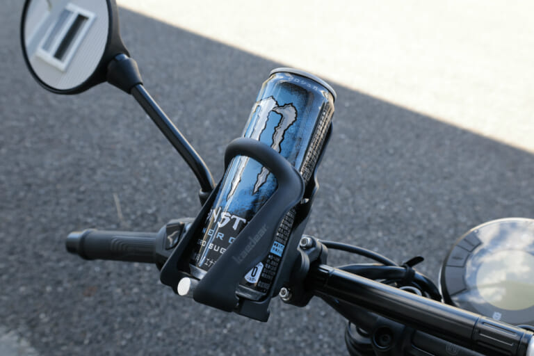カエディアのドリンクホルダー KDR-M21に缶のドリンクを置いた写真｜「コレめっちゃいいじゃん」簡単装着で愛車の快適性がUP！ 2000円でできる即効カスタム！ 幅広い車種に対応する［カエディア・KDR-M219］を実際に取り付けてみた！