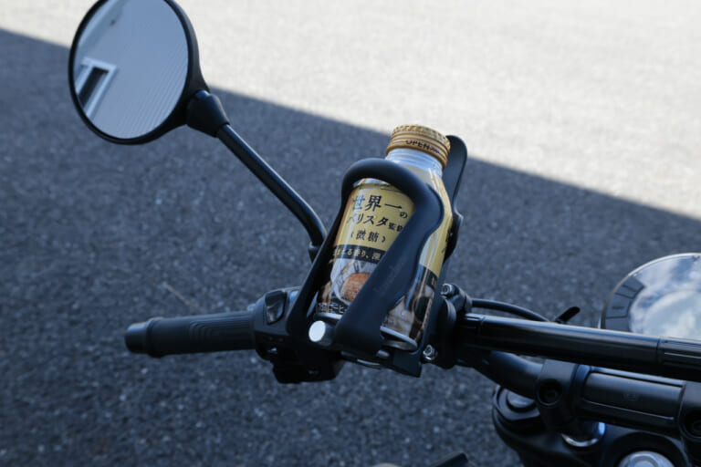 カエディアのドリンクホルダー KDR-M21に、缶のボトルの☕を置いた写真｜「コレめっちゃいいじゃん」簡単装着で愛車の快適性がUP！ 2000円でできる即効カスタム！ 幅広い車種に対応する［カエディア・KDR-M219］を実際に取り付けてみた！