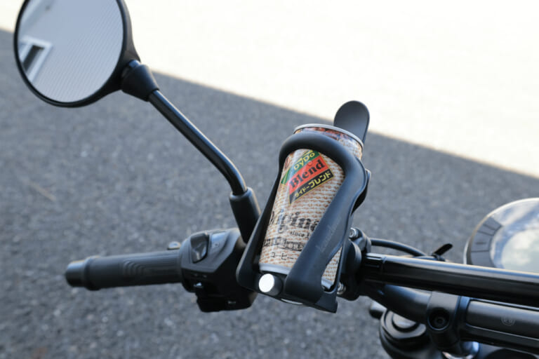 カエディアのドリンクホルダー KDR-M21に小さい缶のドリンクを置いた写真｜「コレめっちゃいいじゃん」簡単装着で愛車の快適性がUP！ 2000円でできる即効カスタム！ 幅広い車種に対応する［カエディア・KDR-M219］を実際に取り付けてみた！