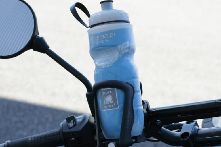 カエディアのドリンクホルダー KDR-M21にボトルを置いた写真｜「コレめっちゃいいじゃん」簡単装着で愛車の快適性がUP！ 2000円でできる即効カスタム！ 幅広い車種に対応する［カエディア・KDR-M219］を実際に取り付けてみた！