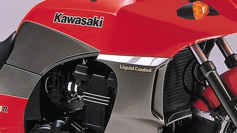 「ひと目でわかる個性的なデザイン」バイク好きじゃなくても思わず二度見！ “ニンジャ”の名を生んだ42年前の名車［カワサキ GPz900R］を紹介