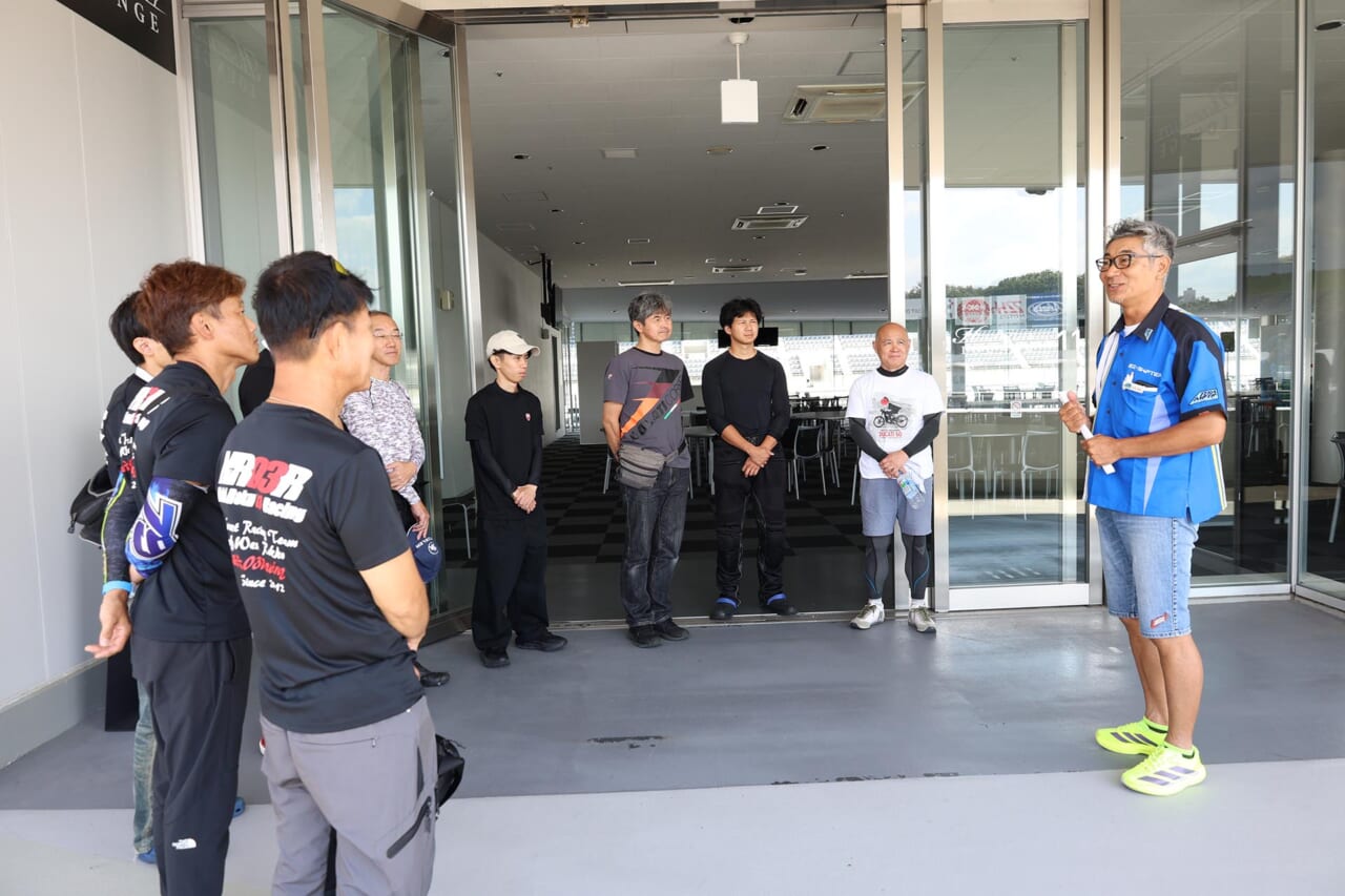 ミツオカグループ｜鈴鹿サーキット｜サーキットエクスペリエンス｜ブリーフィング｜スポーツするには最適な安全安心のサーキット走行イベント【ミツオカサーキットエクスペリエンス】