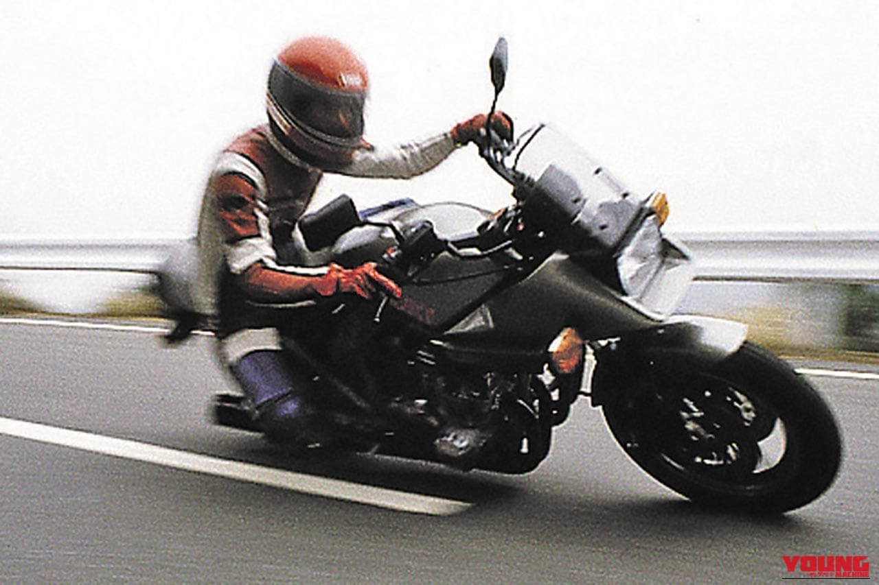 スズキのGSX750Sの前期モデルで公道を走行する写真｜「なんでそうなるのよ…」ユーザーを落胆させた通称“耕運機ハンドル”。今では個性として評価する声も。高い走行性能を誇った44年前のスズキの名車［GSX750S］を紹介