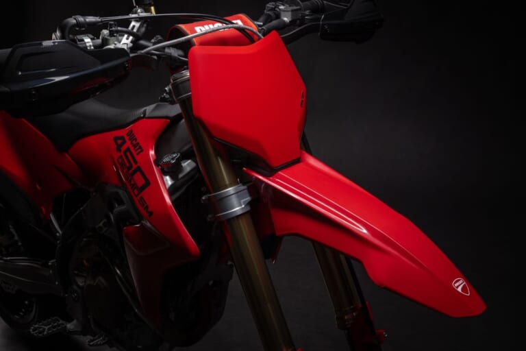 DUCATI Desmo450 SM|デスモドロミック単気筒は1万1900rpmまで回る! ドゥカティ初のレーシング・スーパーモト「Desmo450 SM」が2026年12月より欧州発売