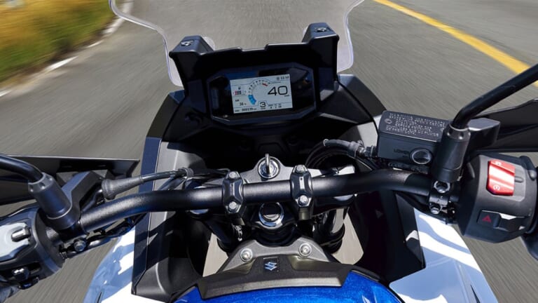 待望のミドルVツインを継ぐ新型クロスオーバー! GSX-S1000GX譲りの顔つきと快適ポジションを獲得したスズキ「SV-7GX」がついに日本解禁