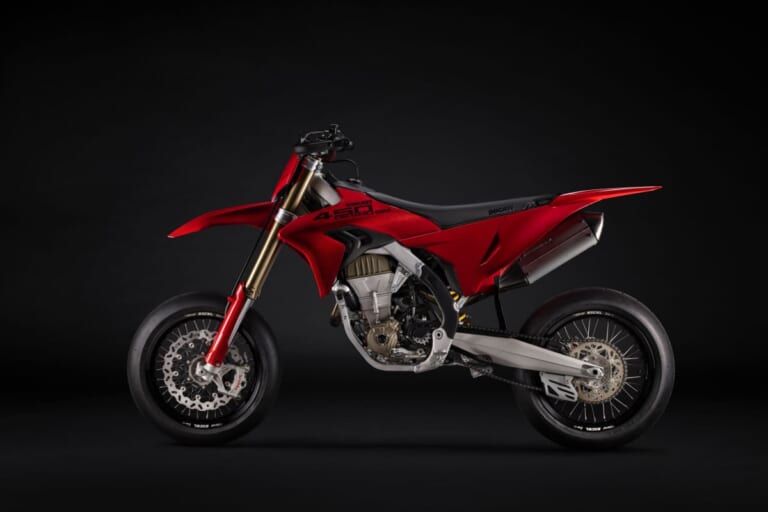 DUCATI Desmo450 SM|デスモドロミック単気筒は1万1900rpmまで回る! ドゥカティ初のレーシング・スーパーモト「Desmo450 SM」が2026年12月より欧州発売