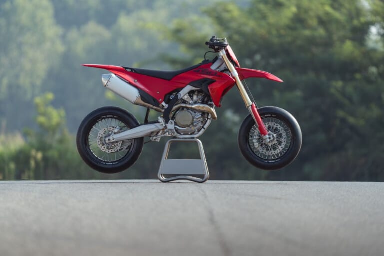 DUCATI Desmo450 SM|デスモドロミック単気筒は1万1900rpmまで回る! ドゥカティ初のレーシング・スーパーモト「Desmo450 SM」が2026年12月より欧州発売
