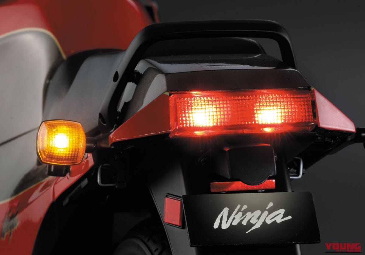 アシェット・コレクションズ・ジャパン 週刊 カワサキ Ninja GPZ900R|『トップガン』A2型へ外装カスタムも可能! サウンド&ライト点灯ギミックが熱い大迫力スケールモデルが組める『週刊 カワサキ Ninja GPZ900R』誕生