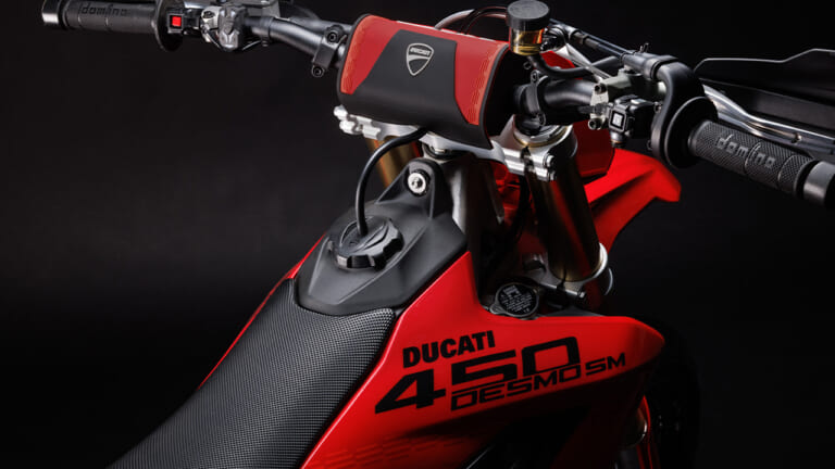 デスモドロミック単気筒は1万1900rpmまで回る! ドゥカティ初のレーシング・スーパーモト「Desmo450 SM」が2026年12月より欧州発売