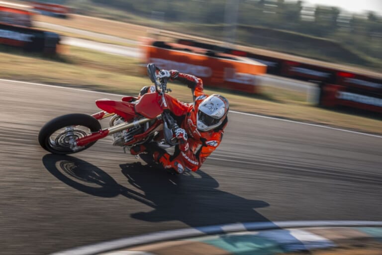 DUCATI Desmo450 SM|デスモドロミック単気筒は1万1900rpmまで回る! ドゥカティ初のレーシング・スーパーモト「Desmo450 SM」が2026年12月より欧州発売