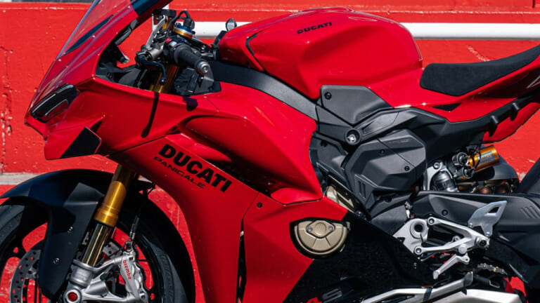 218psのデスモセディチV4と15000rpmの高回転! 300km/hで219.3psへ膨らむパワーを実現した、ドゥカティ「パニガーレV4 / S」が2027年4月に日本上陸