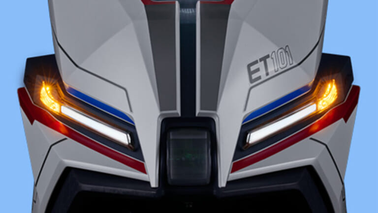 舞い降りる剣をその手に! 中国ホンダの原付二種スクーターに白青のボディに赤青分色ホイールが映える「フリーダムガンダムコラボ限定版」登場【NS125FX】