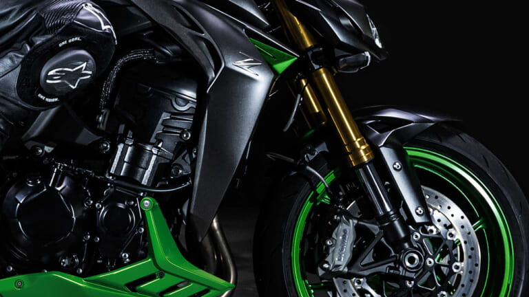 凄みスタイルに新グラフィックと黒キャリパーを融合! カワサキのスーパーネイキッド「Z1100/Z1100 SE」の2027年モデルが登場。魅せるフラッグシップの貫禄