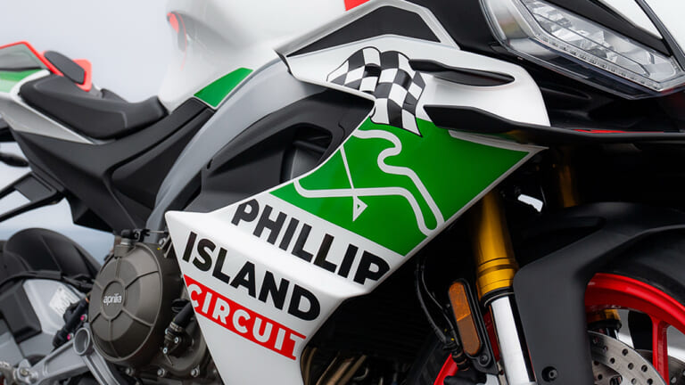 トラックレイアウトとチェッカー旗を描く! WGP/MotoGP通算10勝の栄光を纏う、アプリリアのミドルスーパースポーツがEICMA2026で公開【RS 660 フィリップアイランドトリビュート】