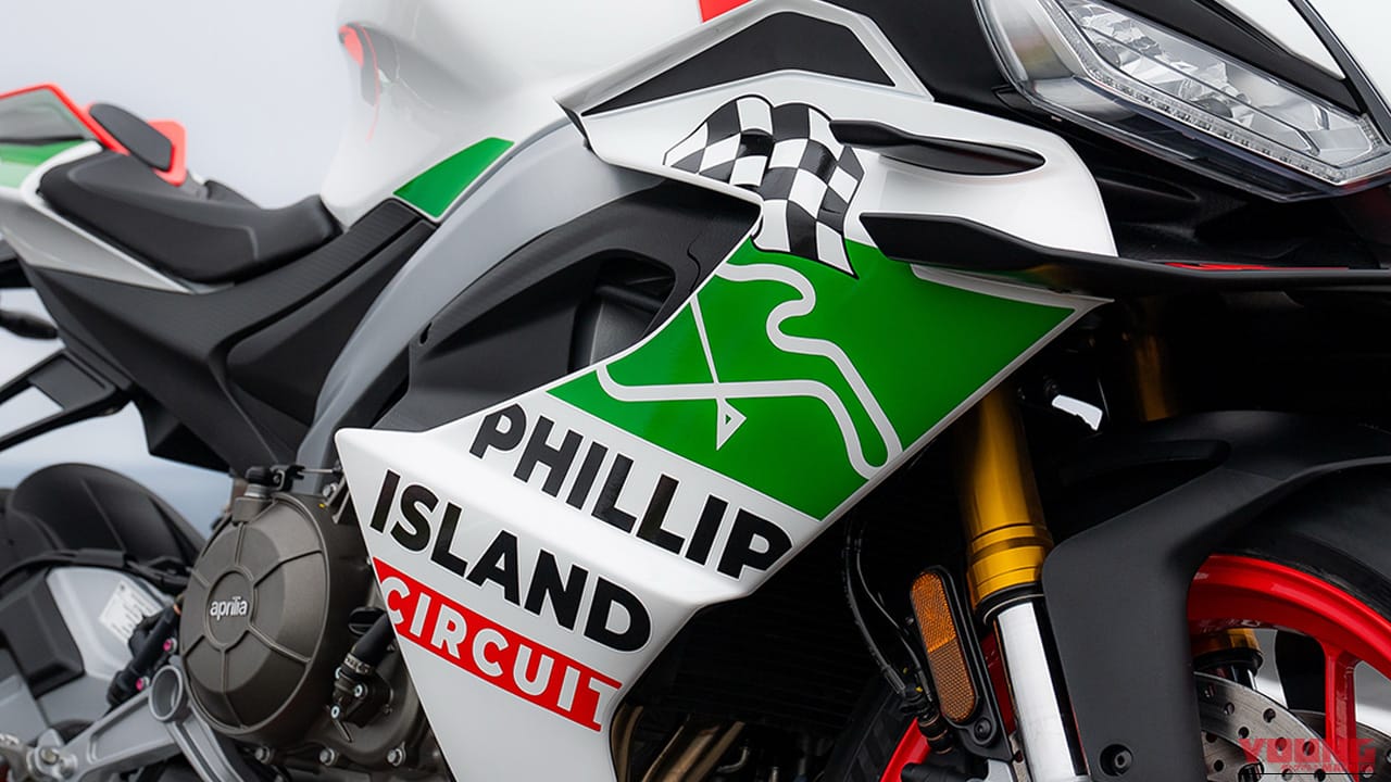 トラックレイアウトとチェッカー旗を描く! WGP/MotoGP通算10勝の栄光を纏う、アプリリアのミドルスーパースポーツがEICMA2026で公開【RS 660 フィリップアイランドトリビュート】