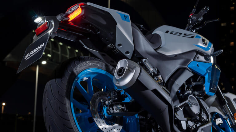 鋭い眼光のフロントマスクとレッドラインホワイト導入! VVA搭載125ccストリートファイター「MT-125」が2027年モデルでさらに進化【海外】