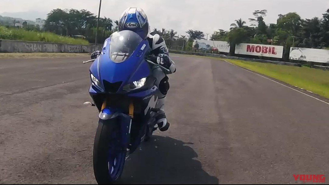 動画】新型ヤマハYZF-R25に先行試乗！【#1 ライディングポジション編】│WEBヤングマシン｜新車バイクニュース